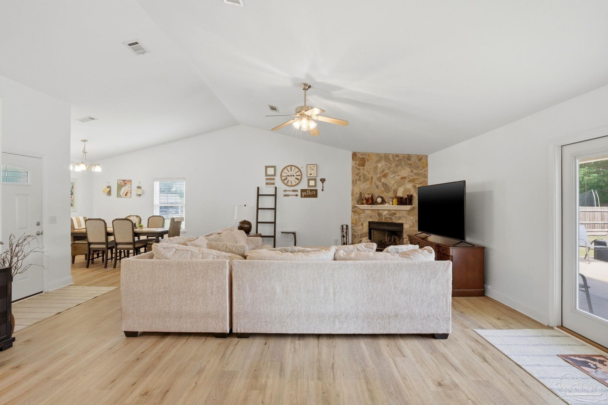 1524 Twin Pines Cir