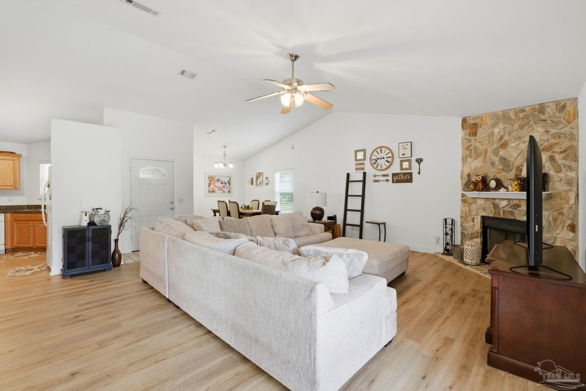 1524 Twin Pines Cir