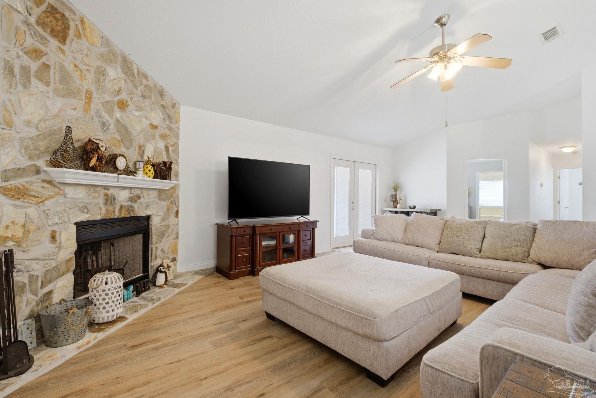 1524 Twin Pines Cir