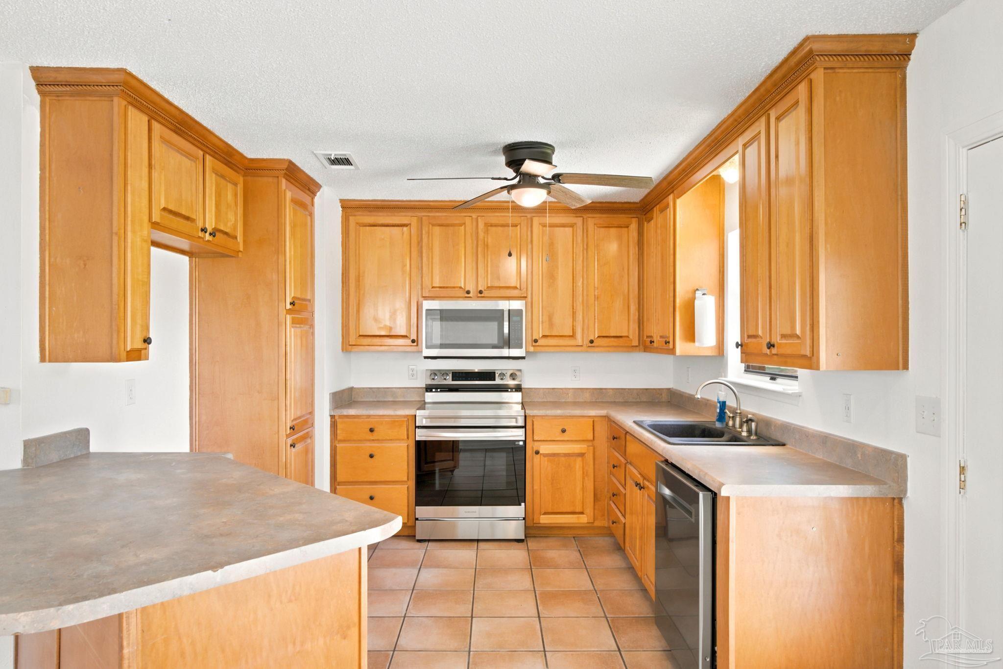 3048 Rainbow Ln