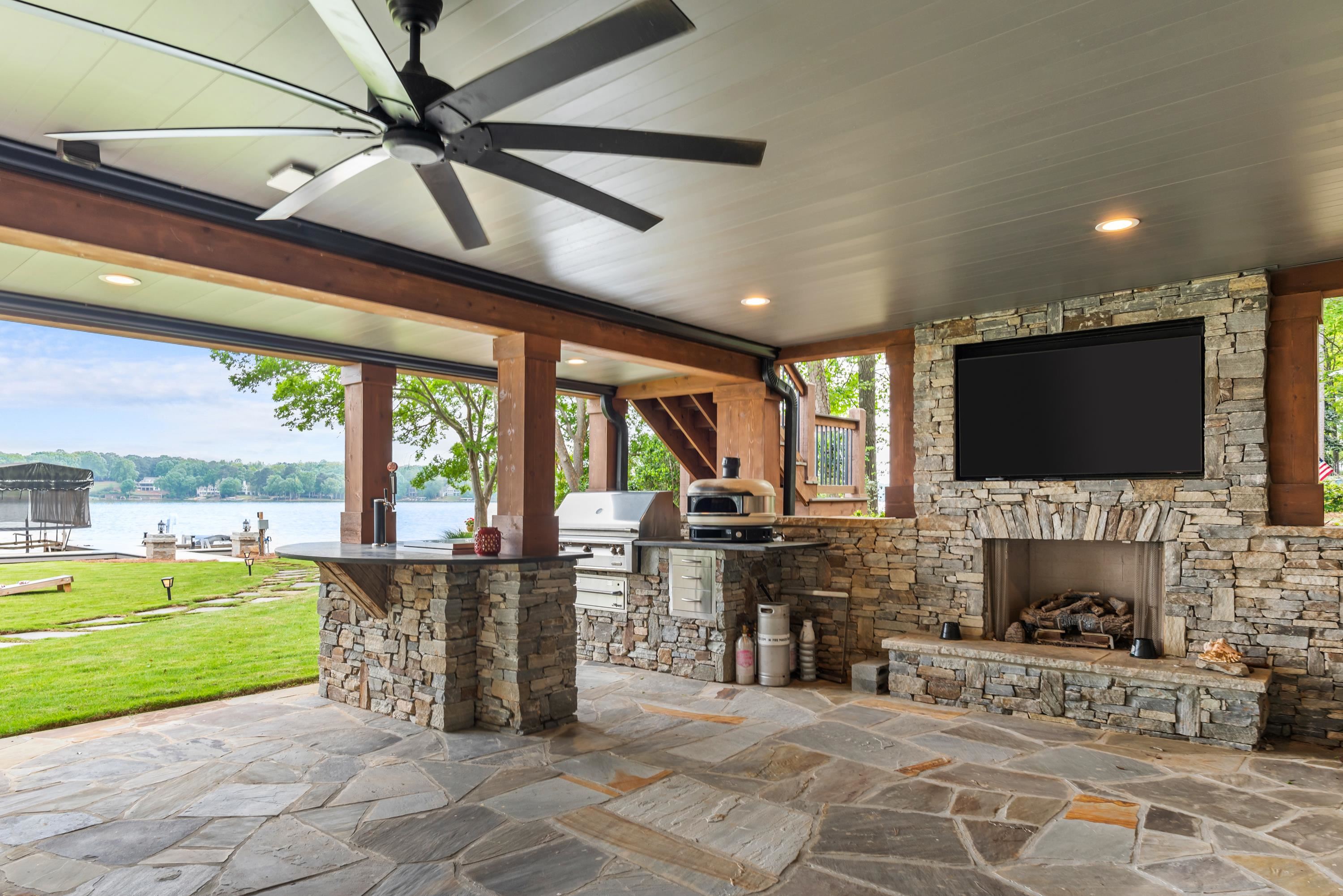 1121 HORSESHOE DRIVE