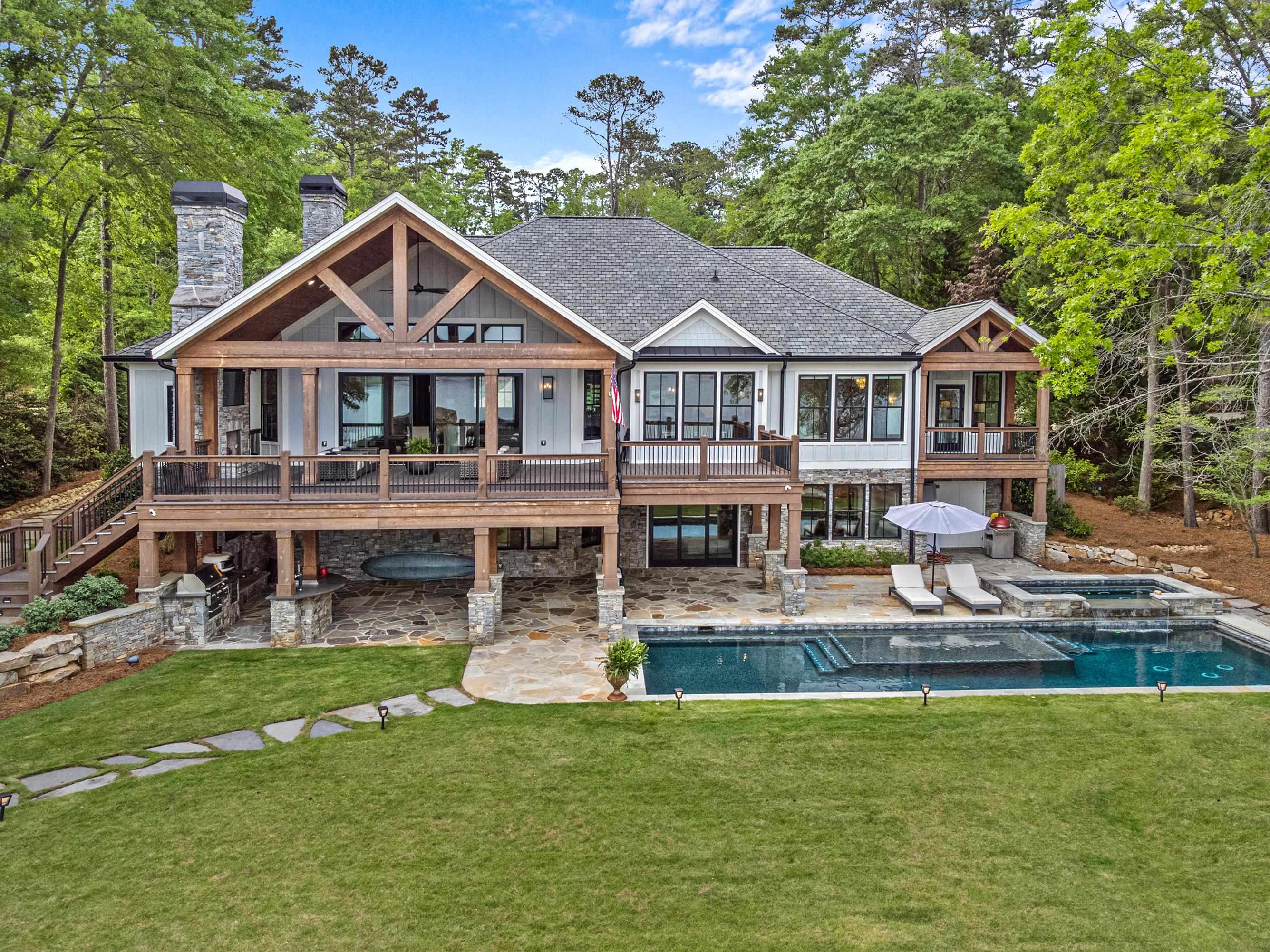 1121 HORSESHOE DRIVE