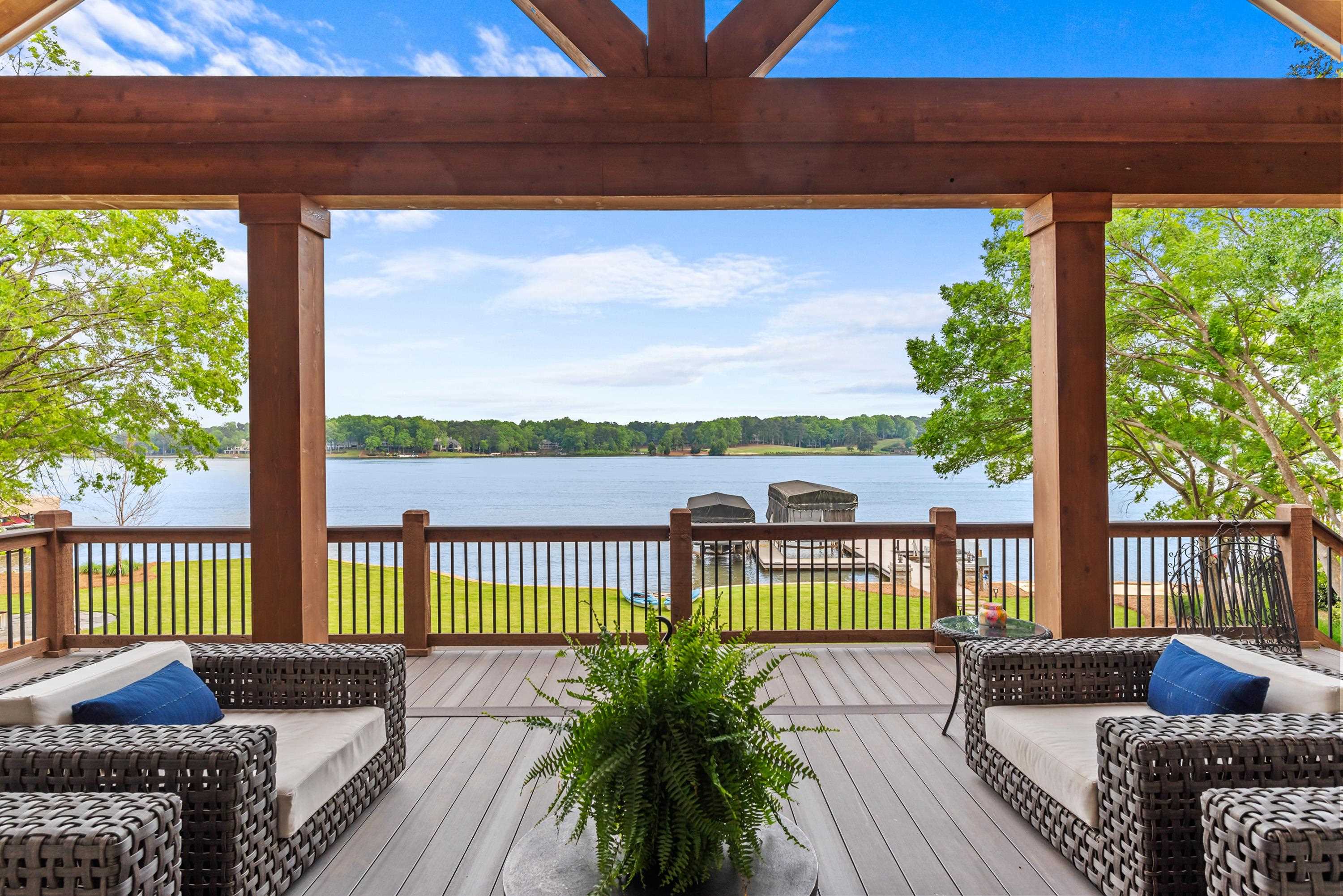 1121 HORSESHOE DRIVE