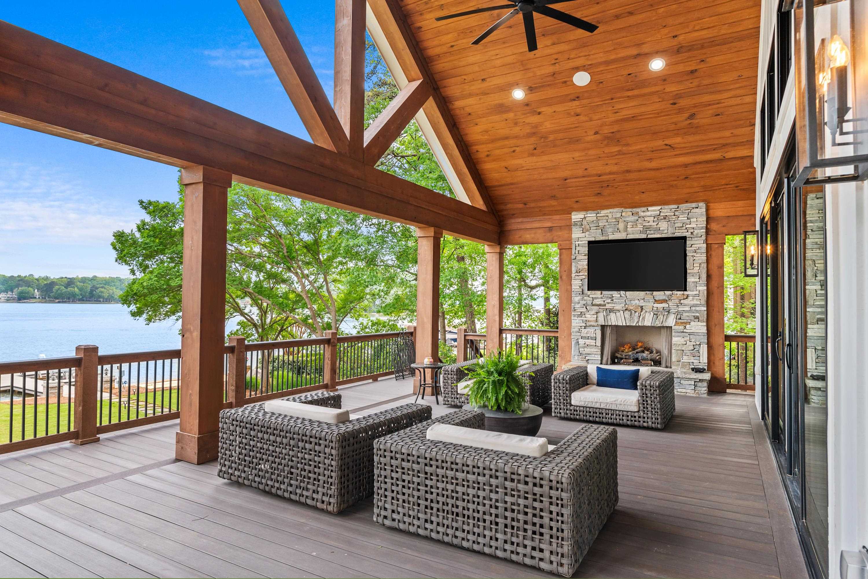 1121 HORSESHOE DRIVE