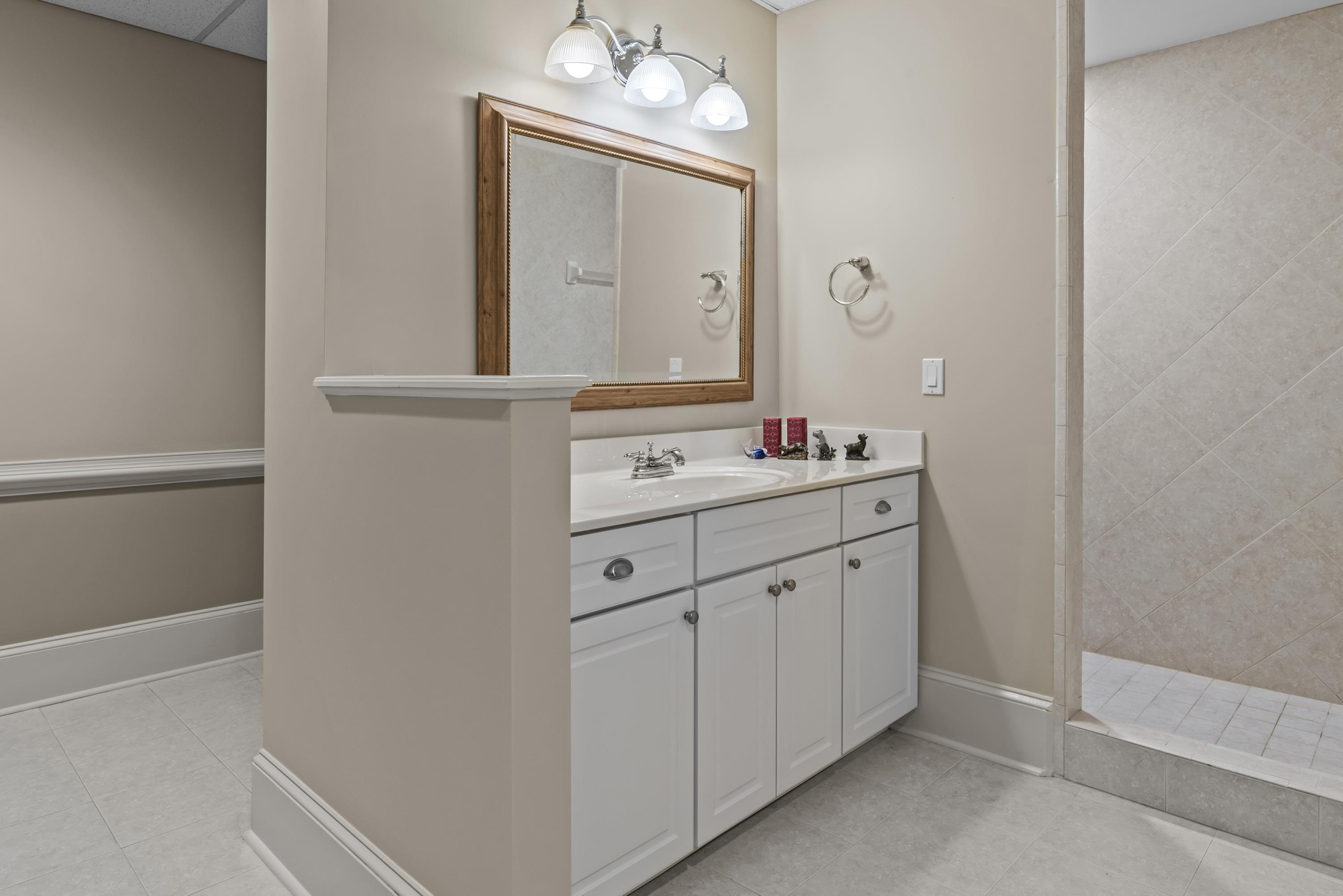 1061 GRESHAMS FORT