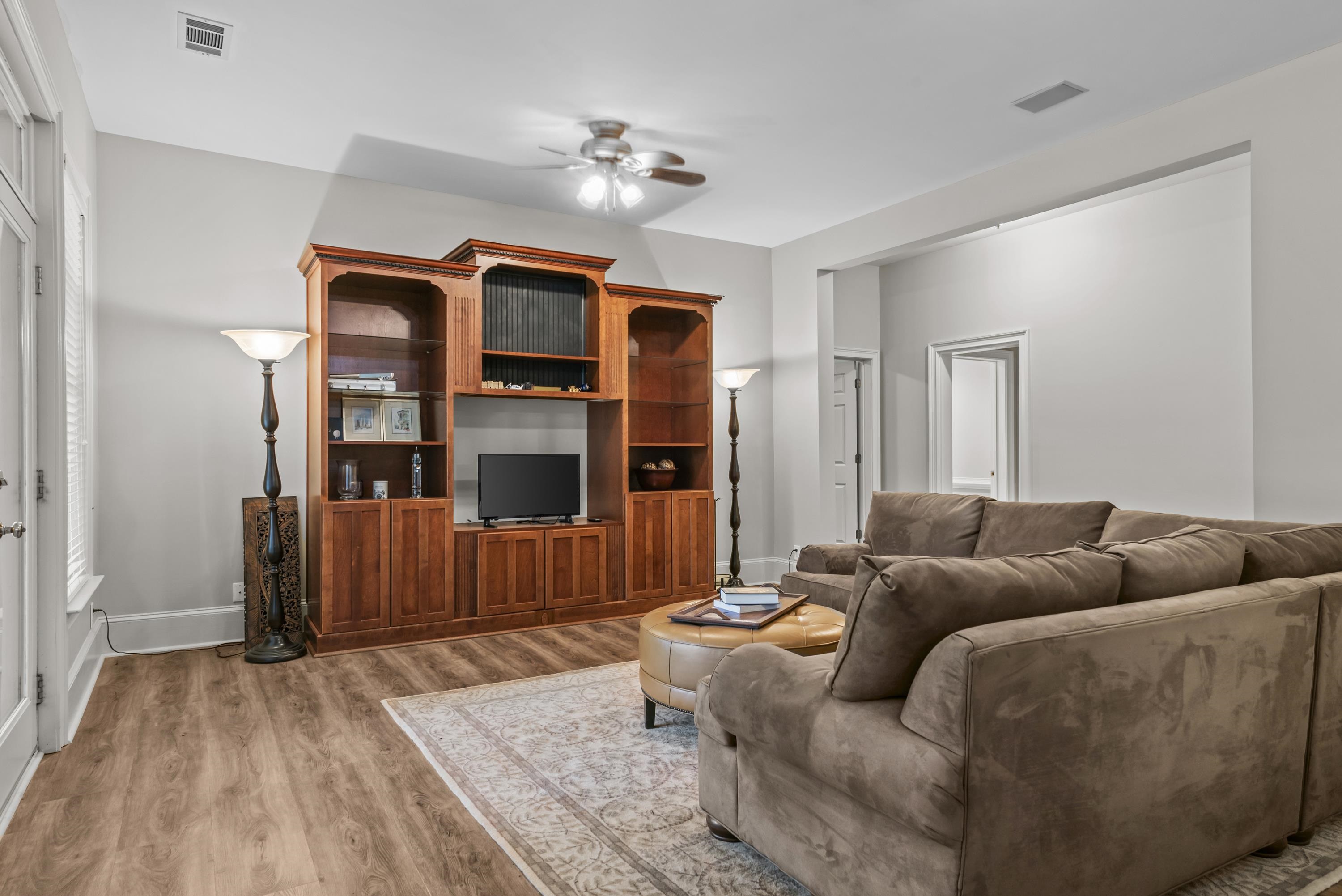 1061 GRESHAMS FORT