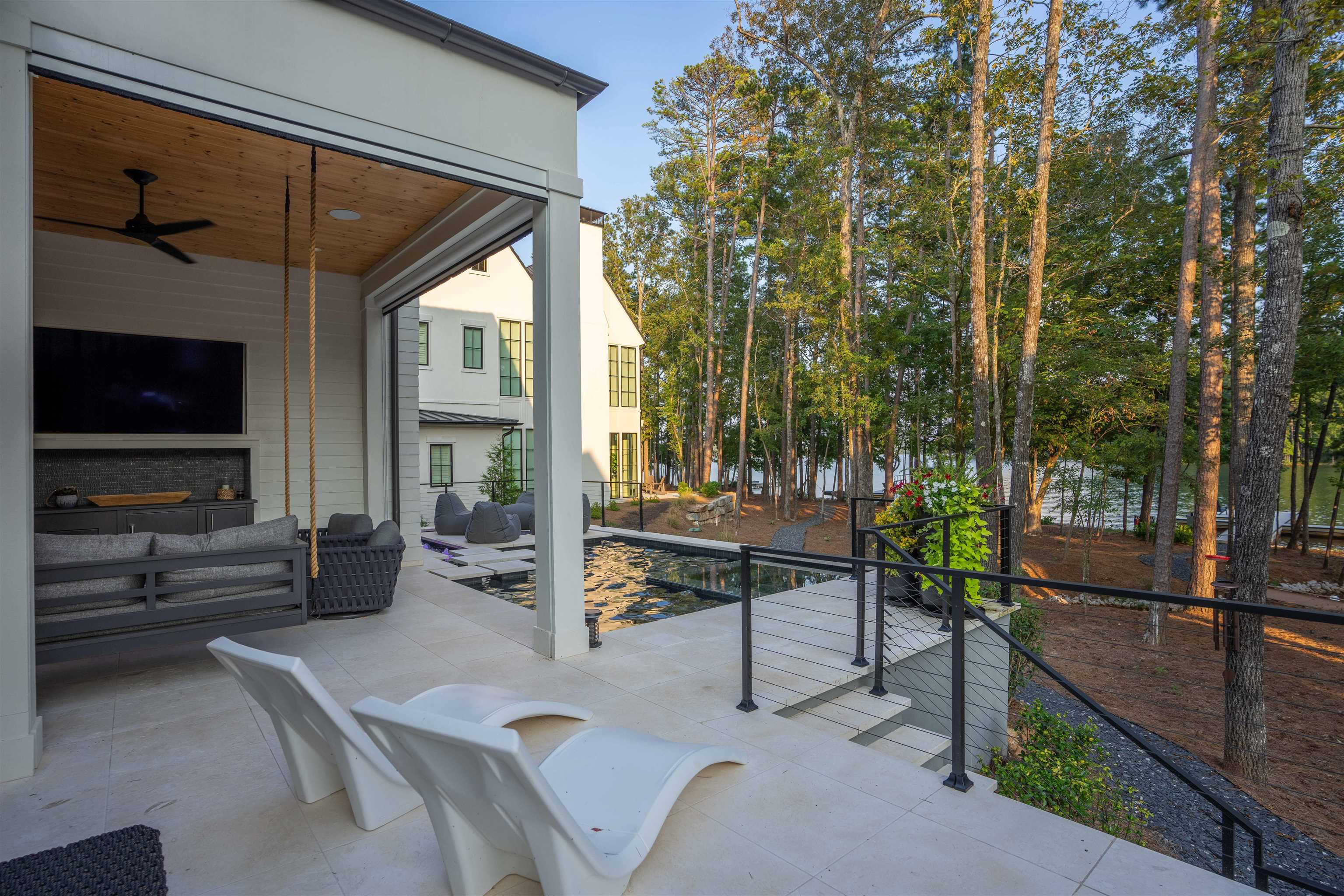 1121 LONGVIEW COMMONS
