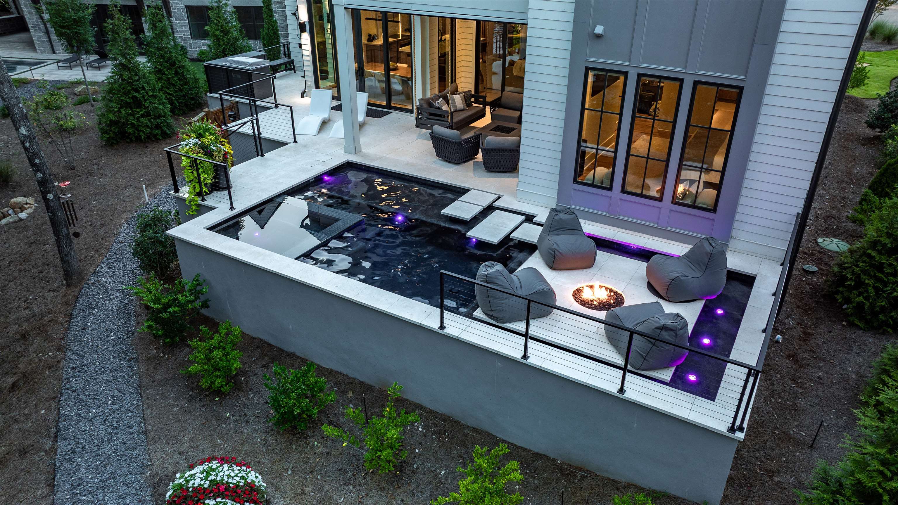 1121 LONGVIEW COMMONS