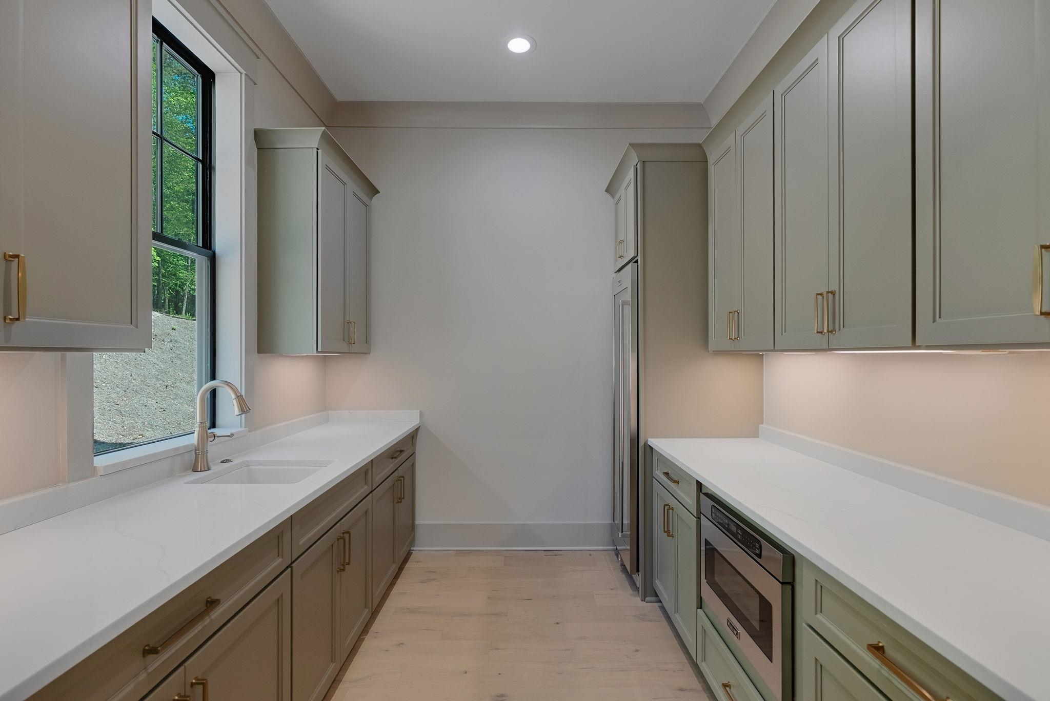 1010 MONFORT COURT