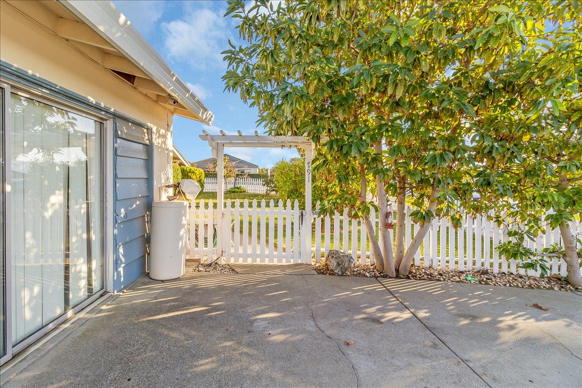 791 El Camino Paraiso