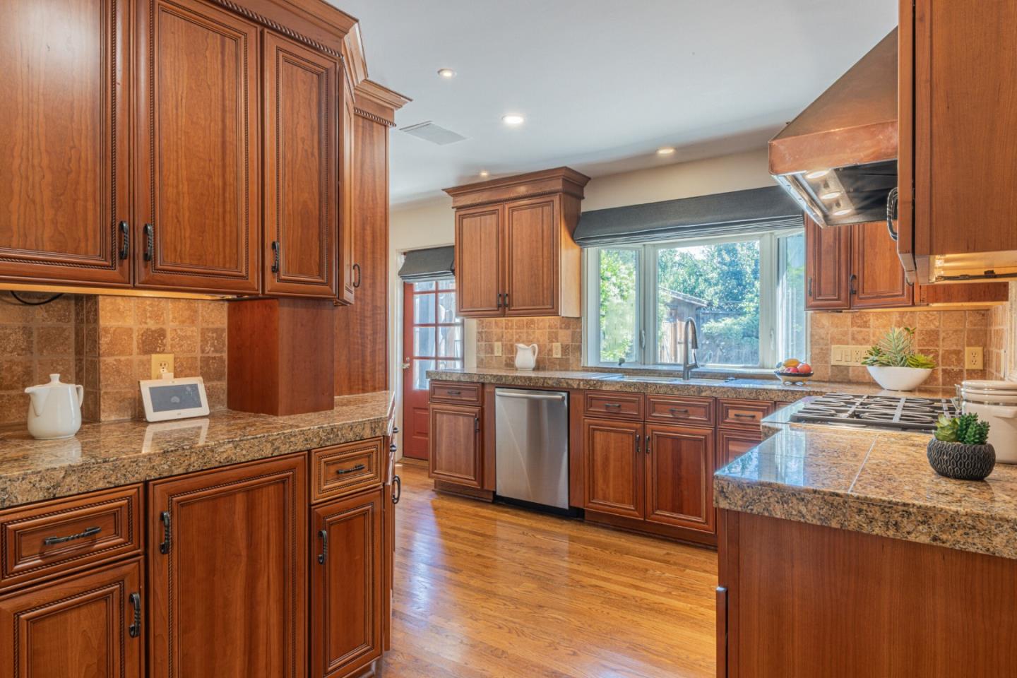 11 Los Laureles Avenue