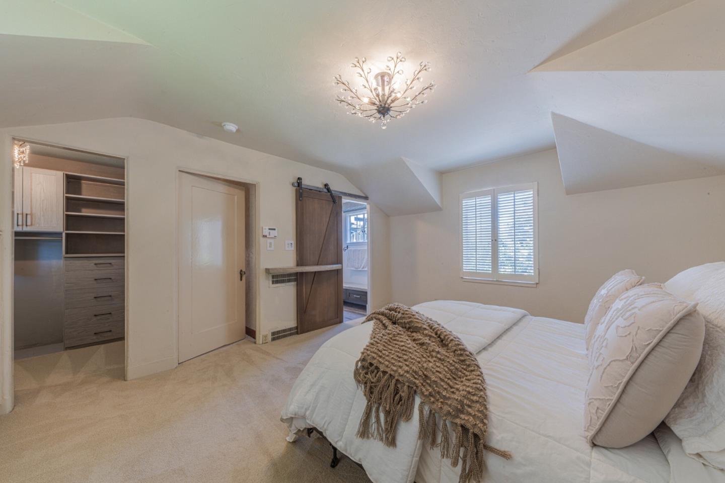 11 Los Laureles Avenue
