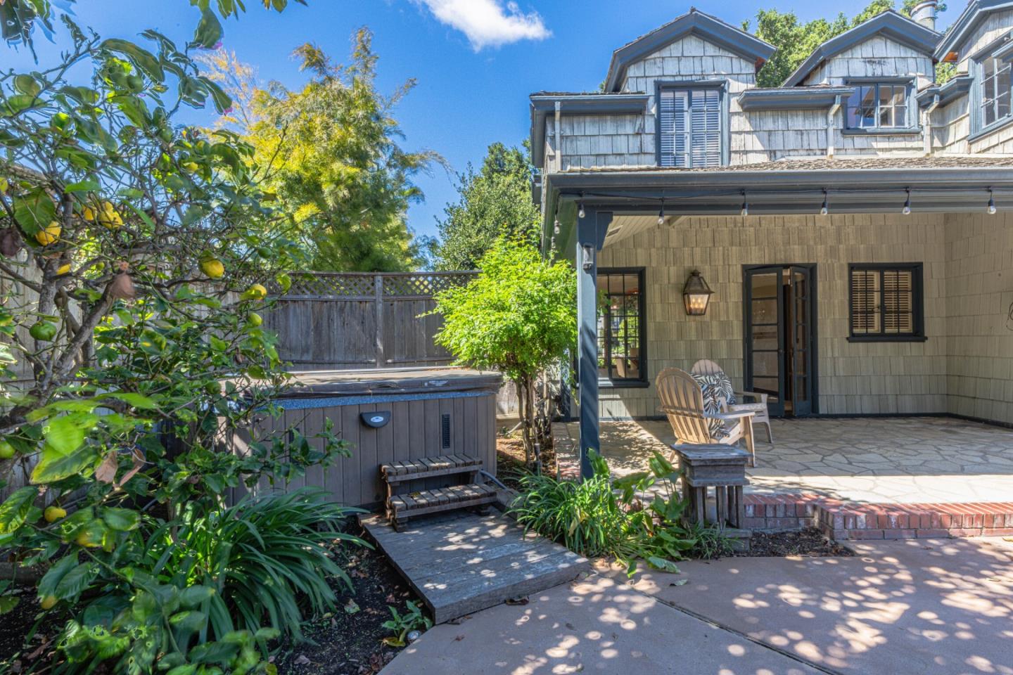 11 Los Laureles Avenue
