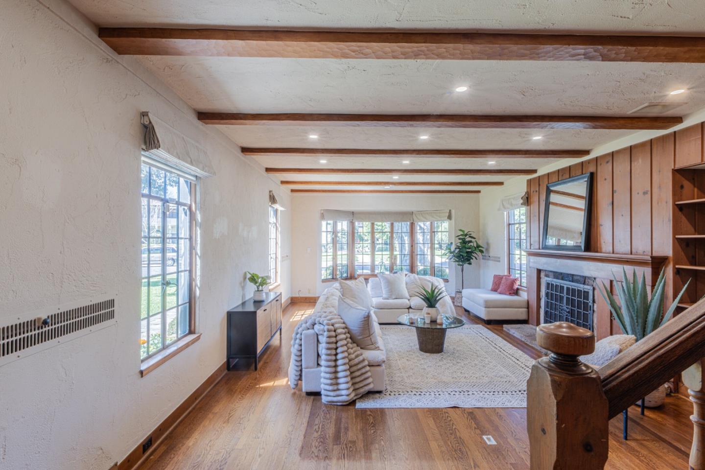 11 Los Laureles Avenue