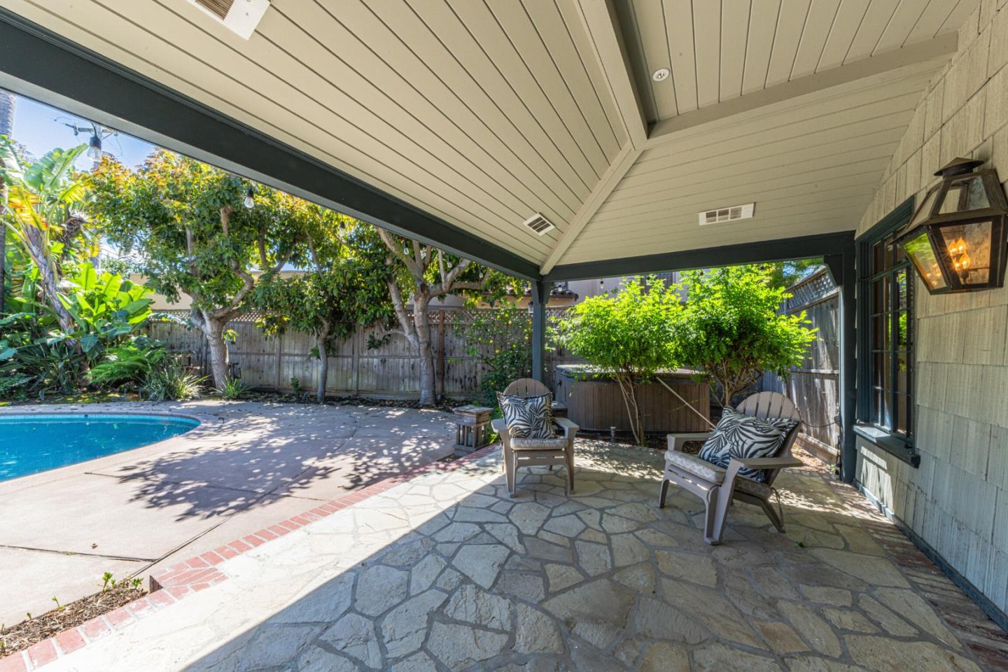 11 Los Laureles Avenue
