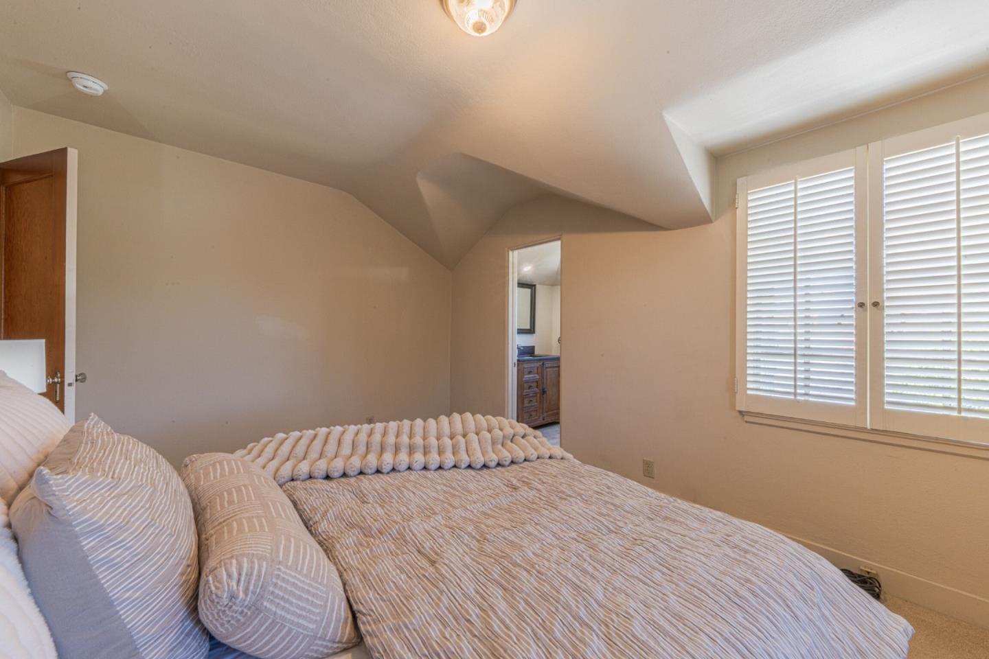 11 Los Laureles Avenue