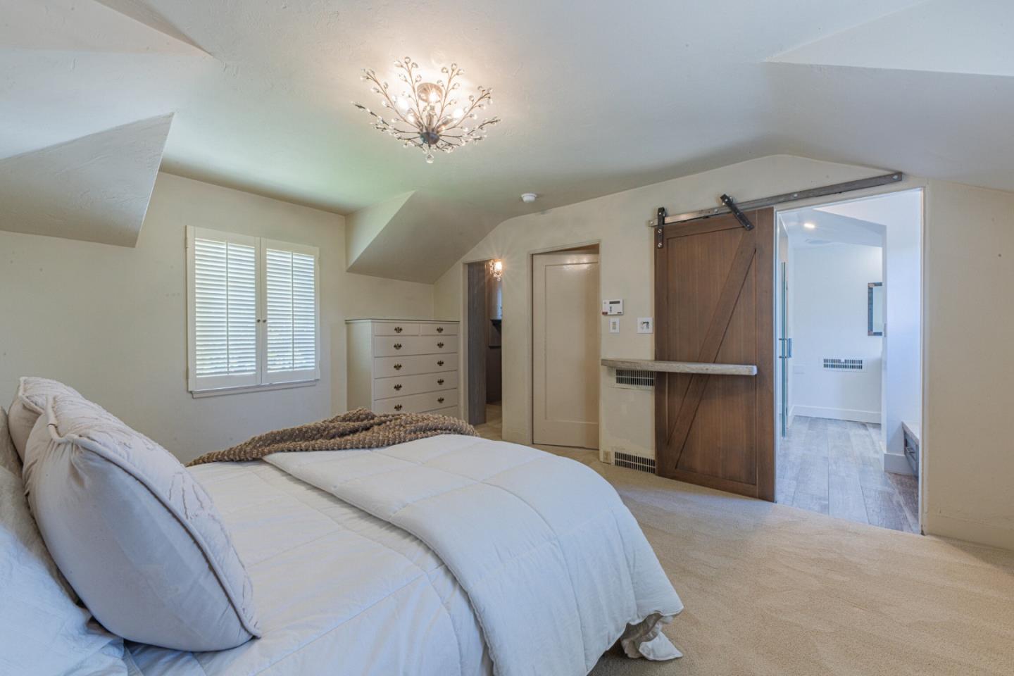 11 Los Laureles Avenue