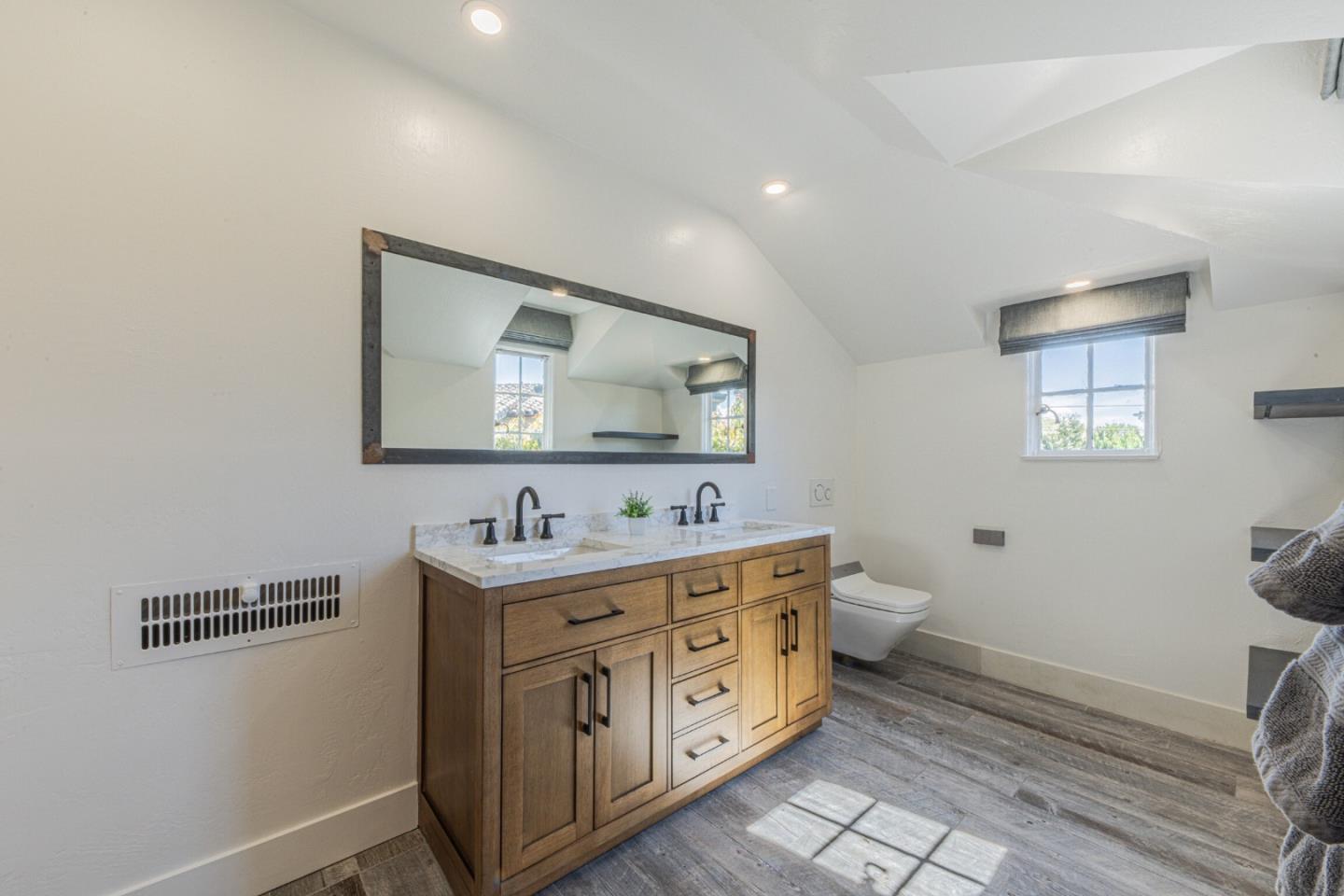 11 Los Laureles Avenue