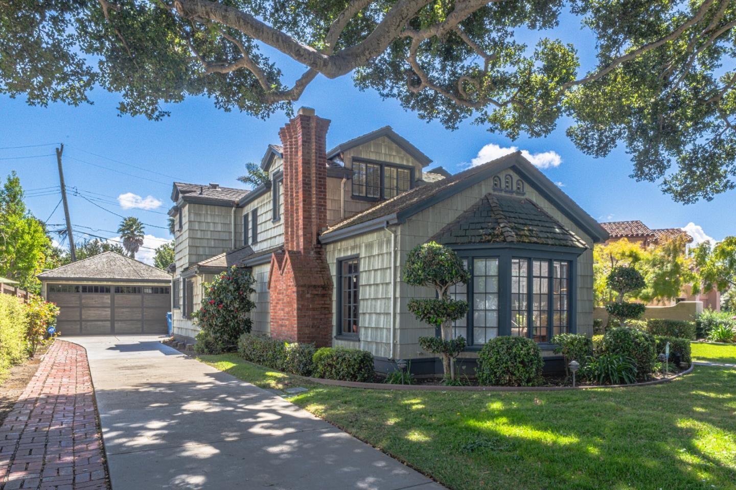 11 Los Laureles Avenue