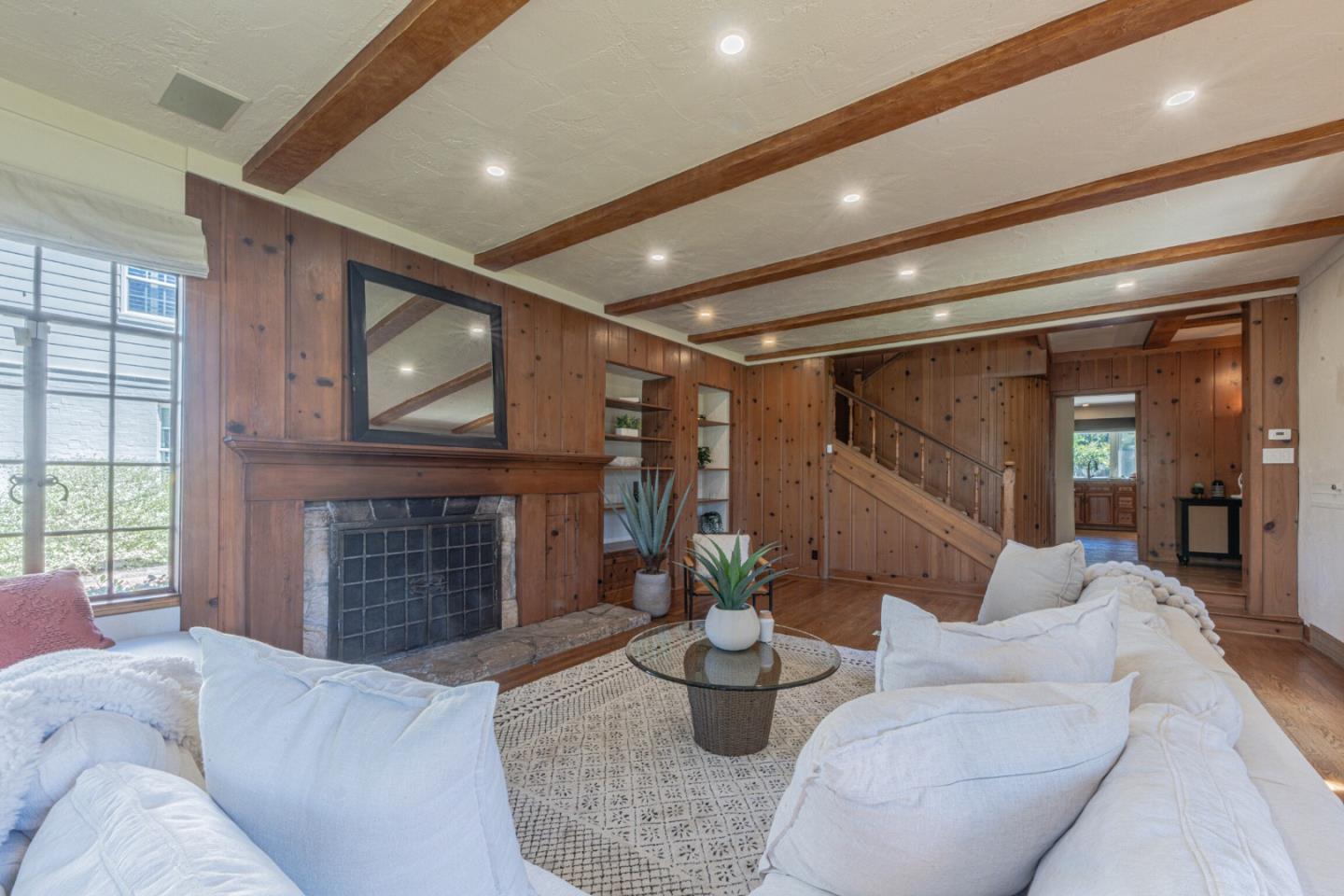 11 Los Laureles Avenue