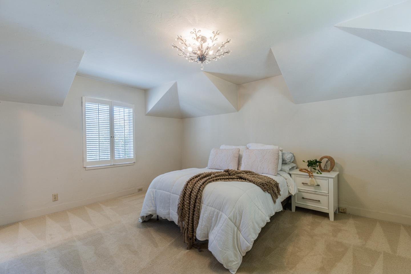 11 Los Laureles Avenue