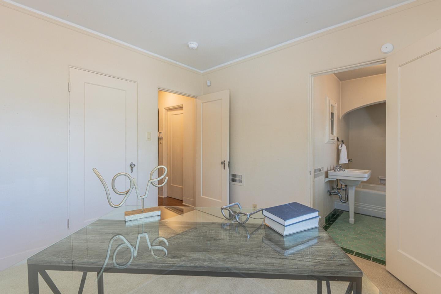 11 Los Laureles Avenue