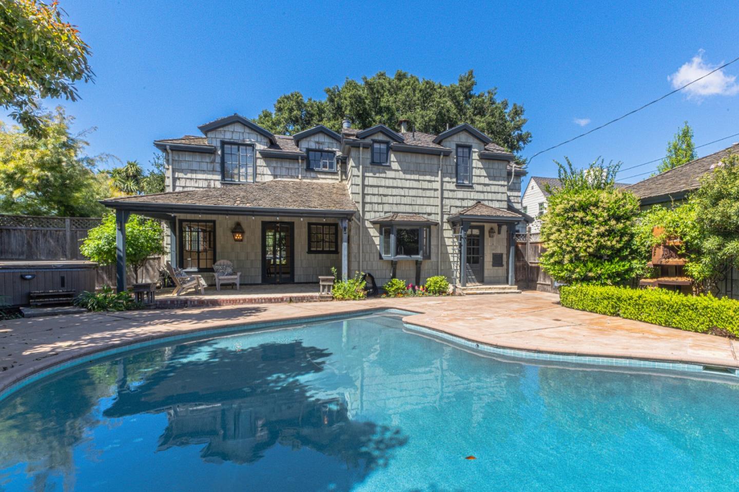 11 Los Laureles Avenue