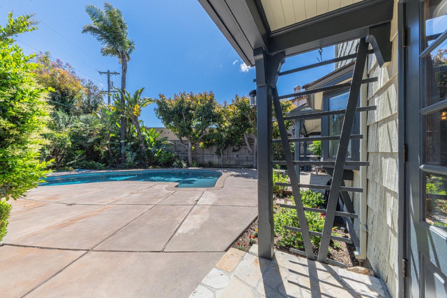 11 Los Laureles Avenue