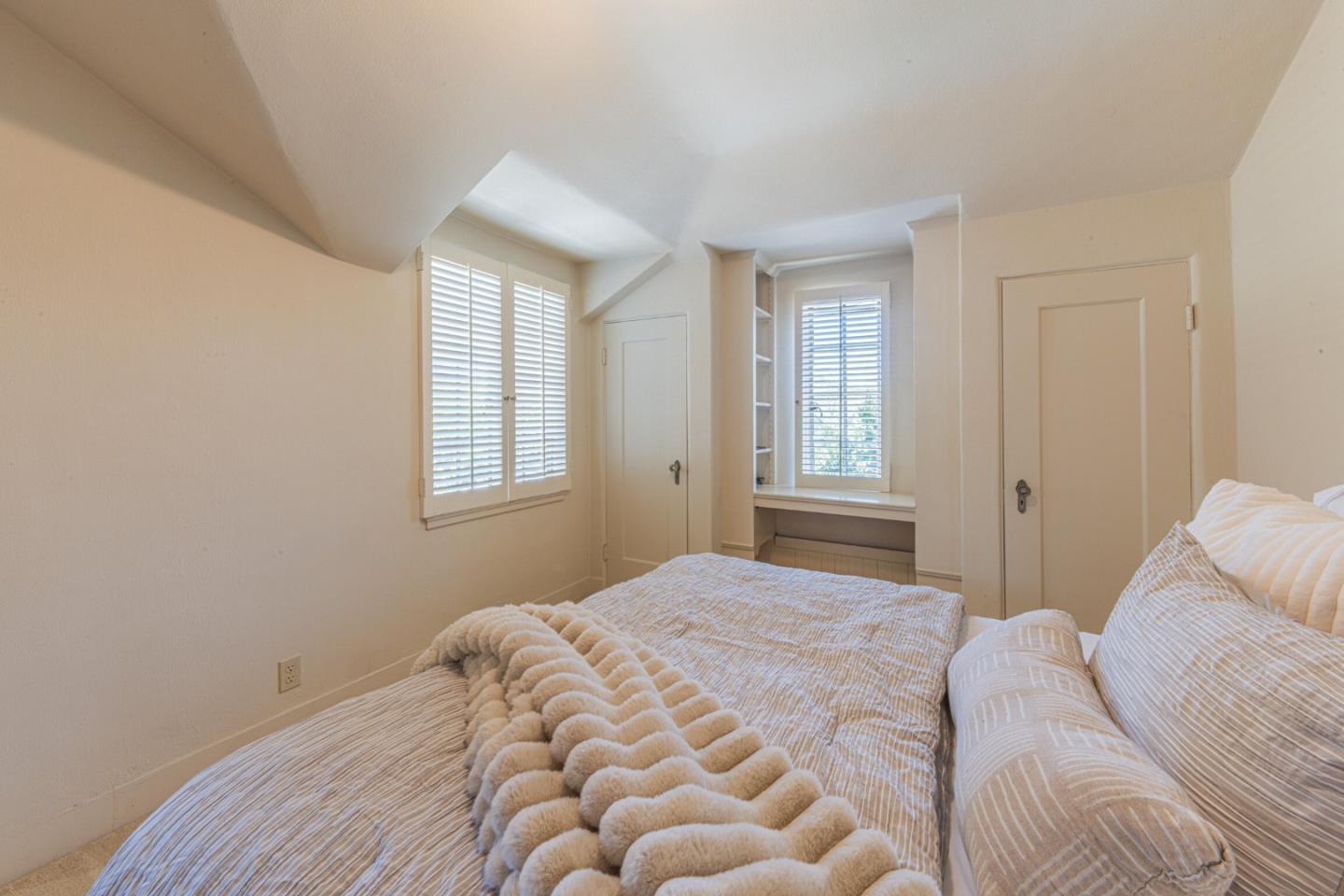 11 Los Laureles Avenue