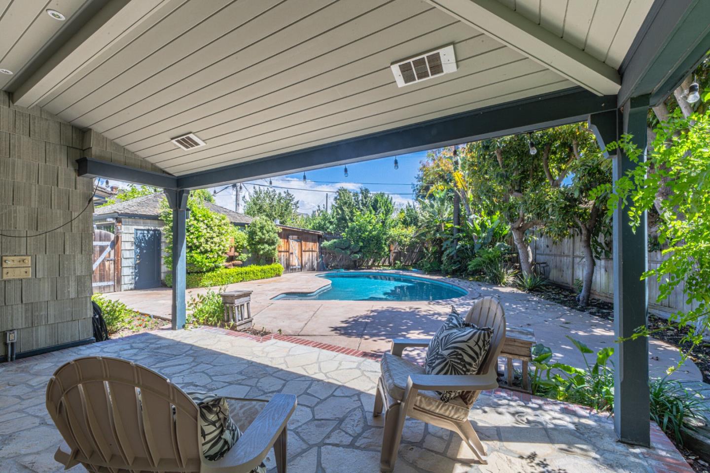 11 Los Laureles Avenue