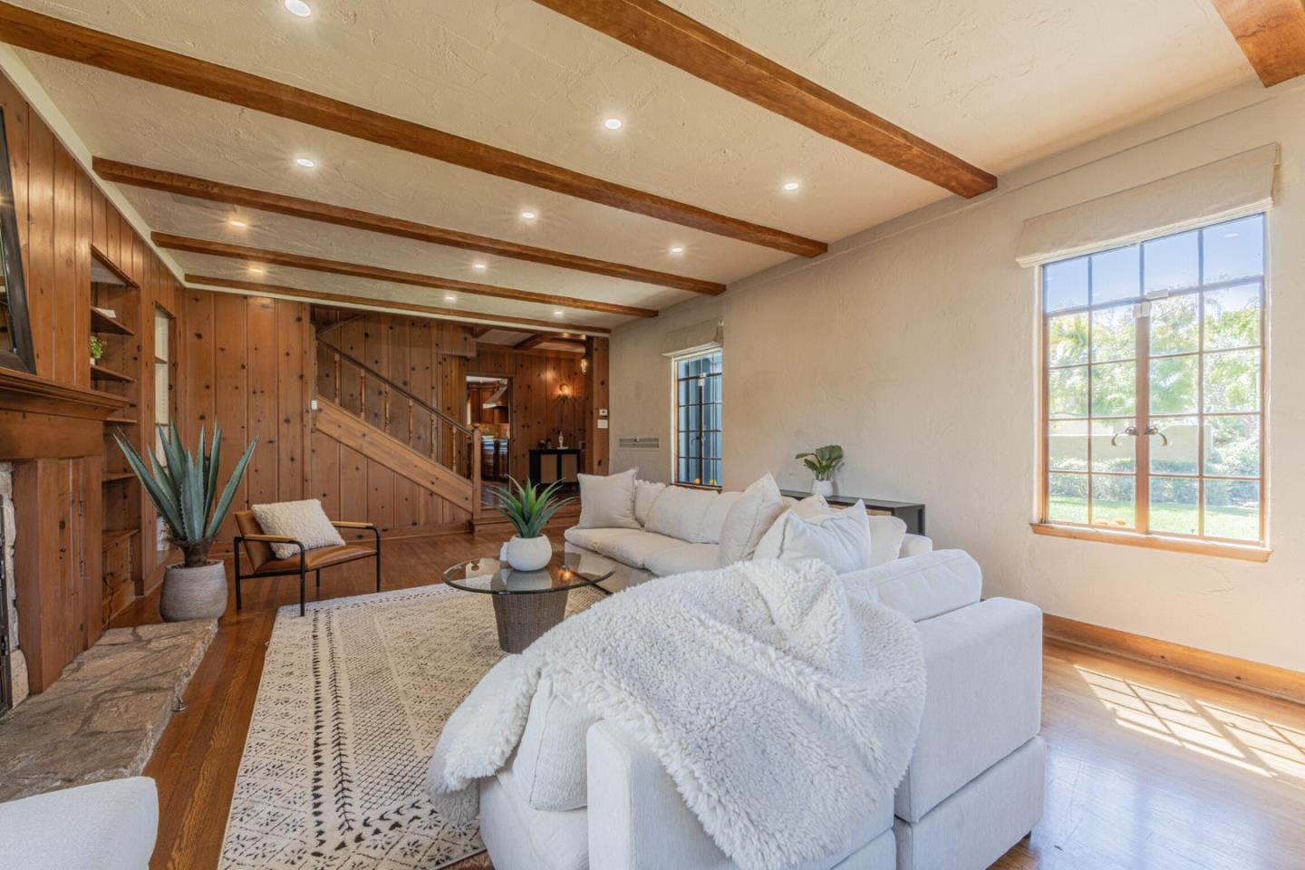 11 Los Laureles Avenue