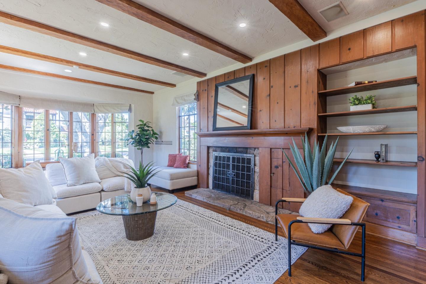 11 Los Laureles Avenue