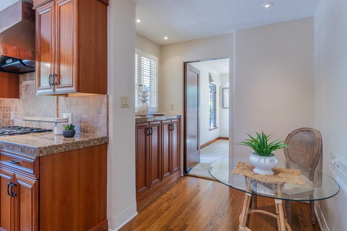 11 Los Laureles Avenue