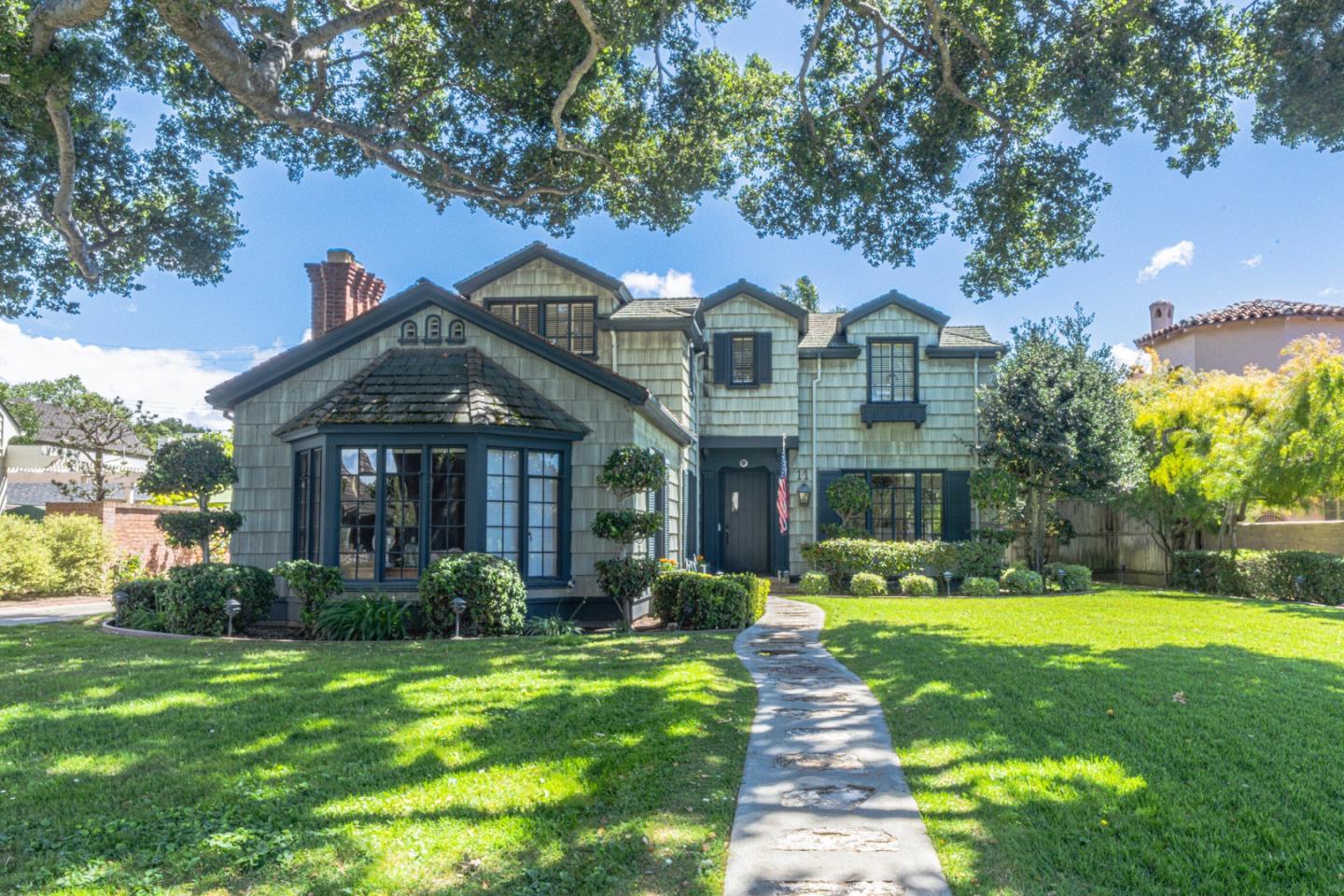 11 Los Laureles Avenue
