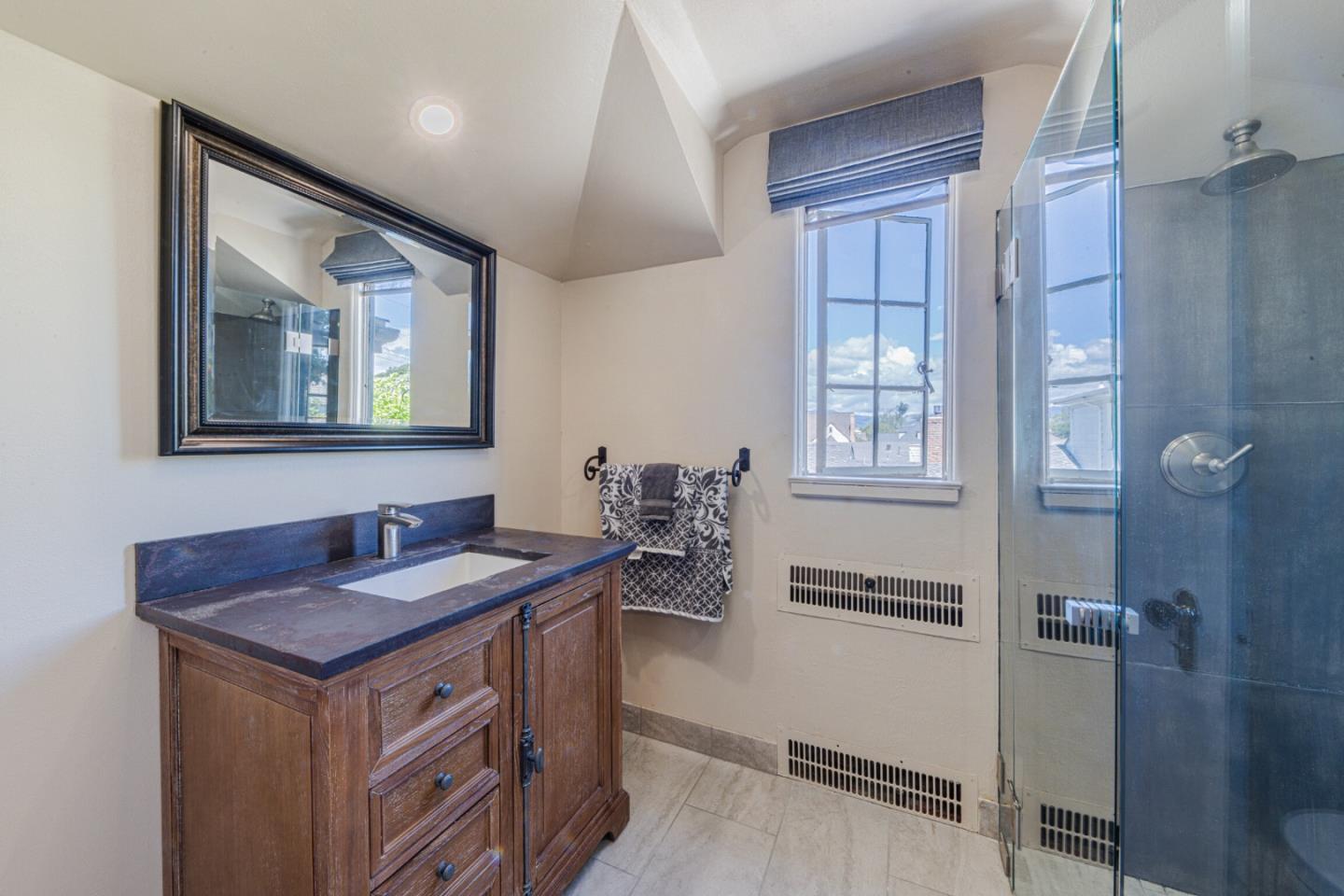 11 Los Laureles Avenue