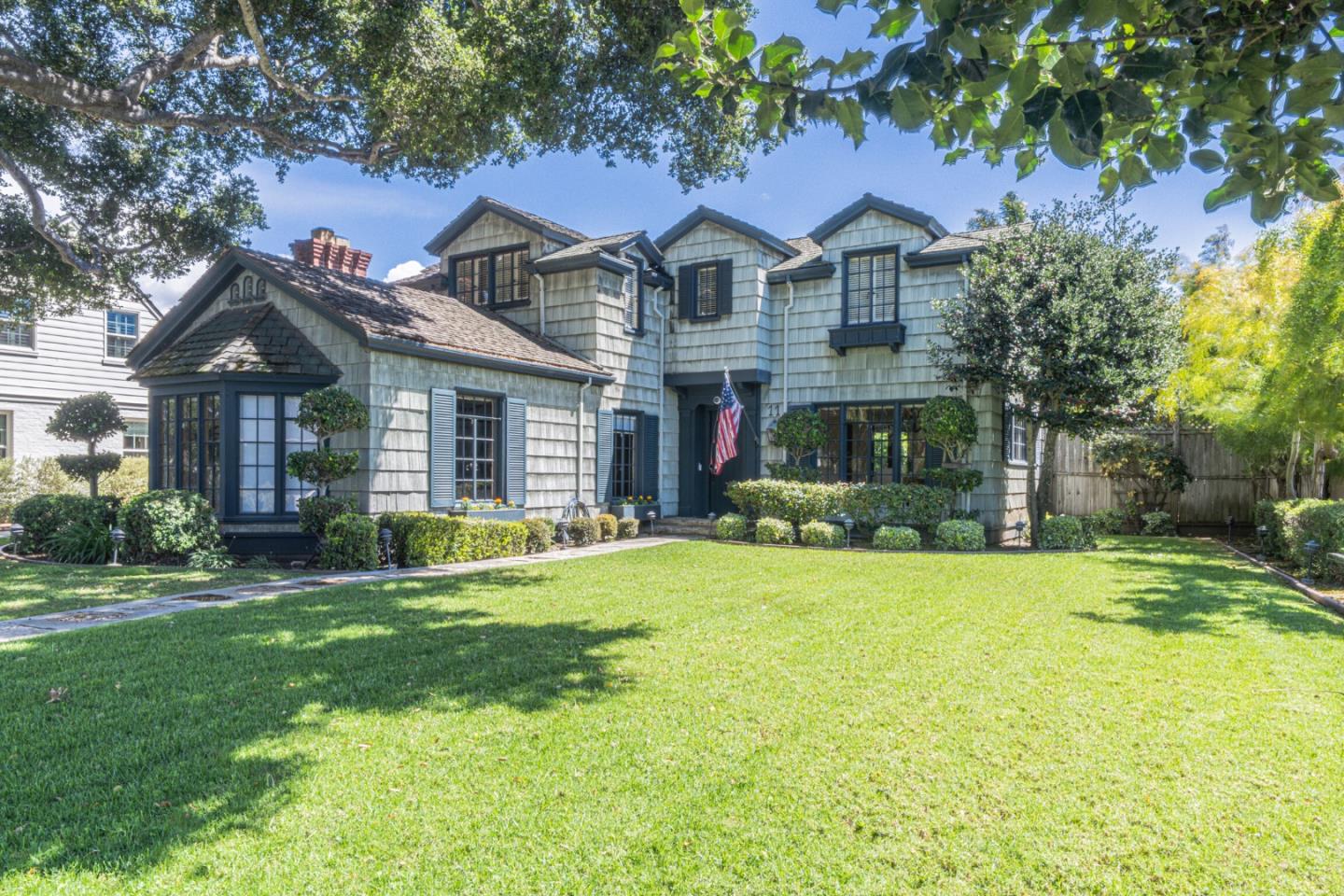 11 Los Laureles Avenue