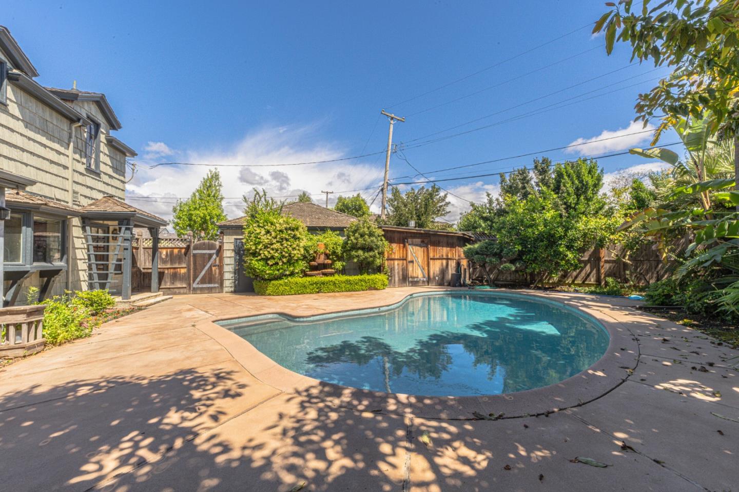 11 Los Laureles Avenue