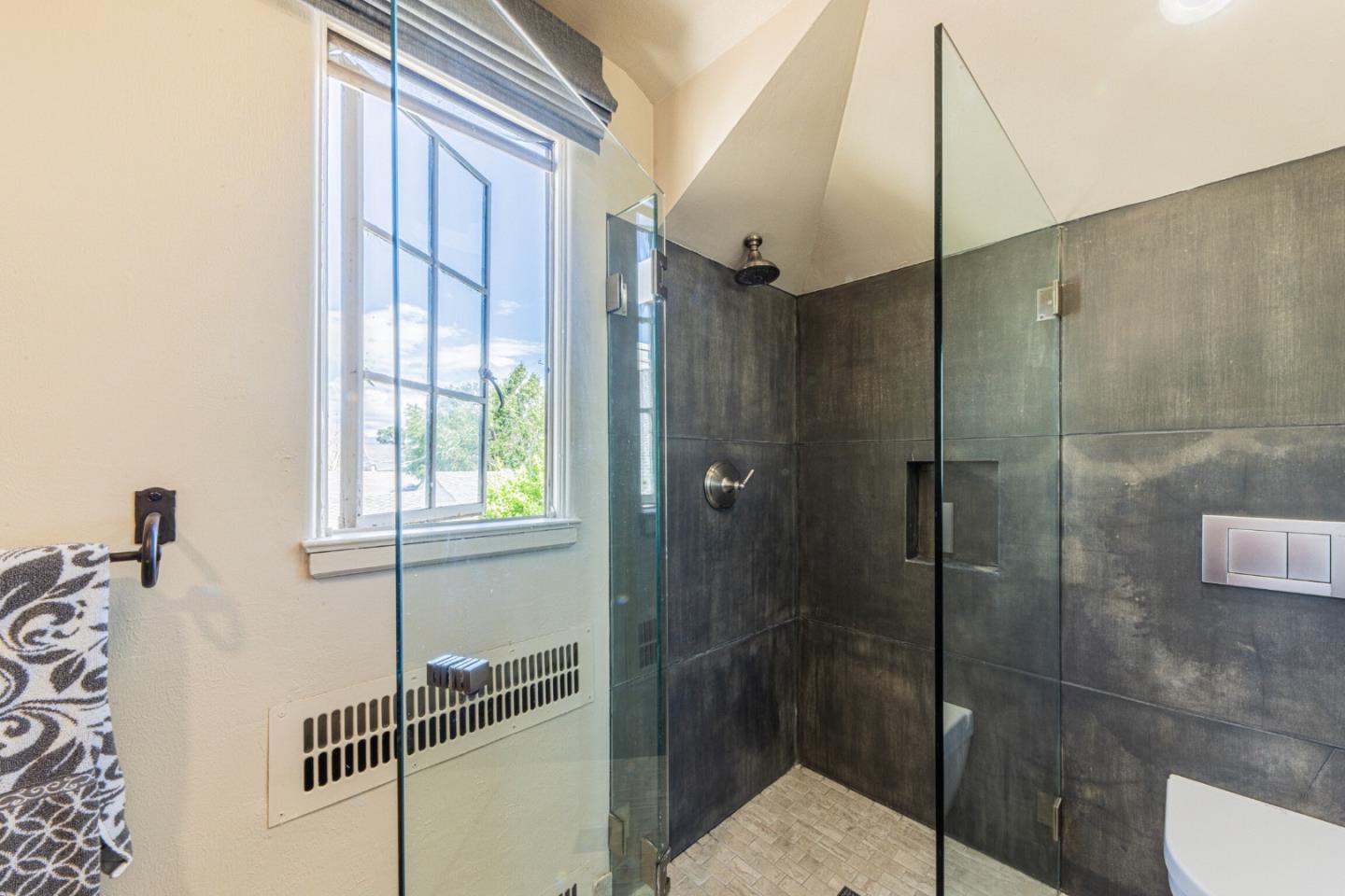 11 Los Laureles Avenue