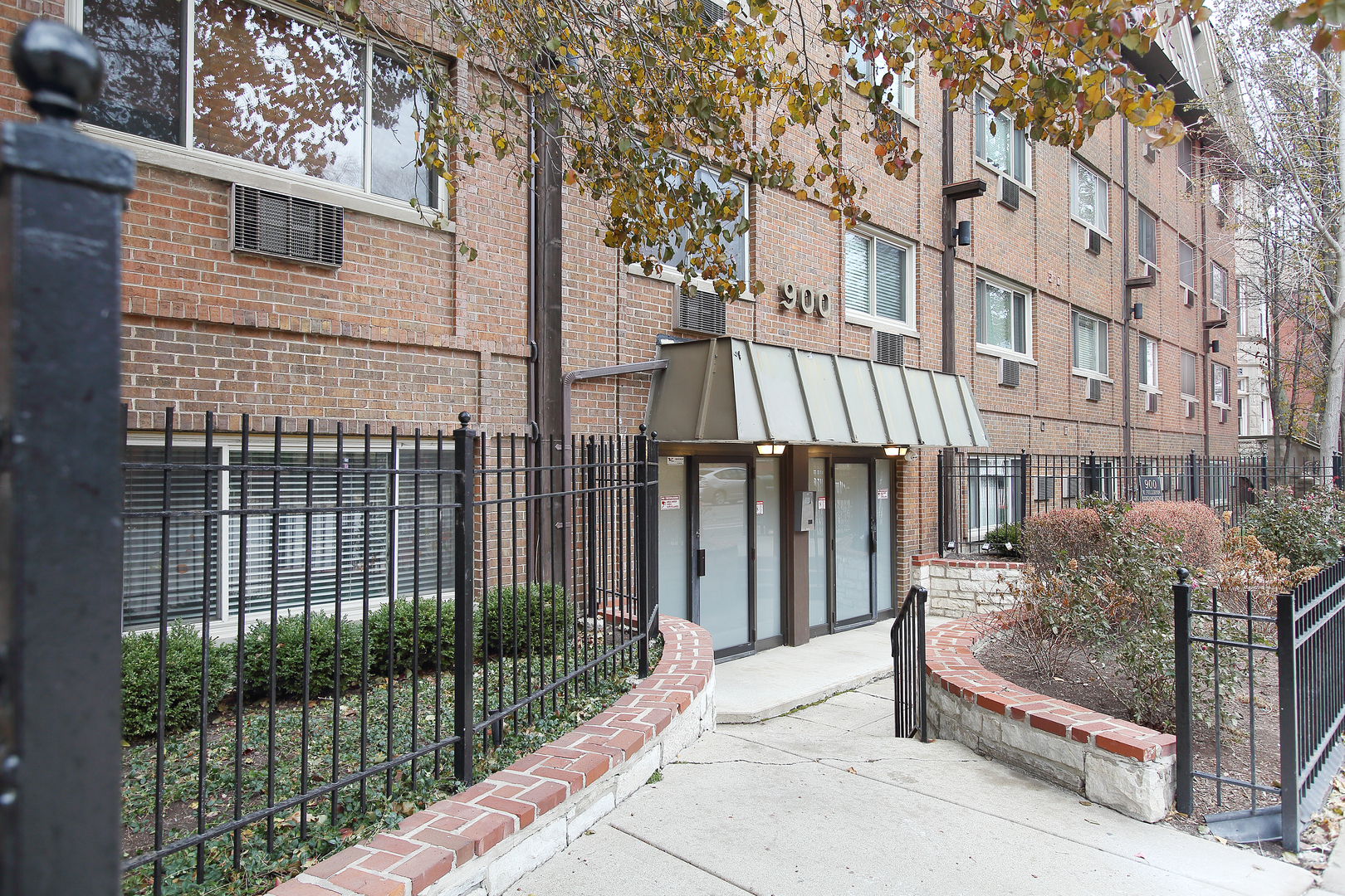 900 W FULLERTON Avenue Unit: 3J