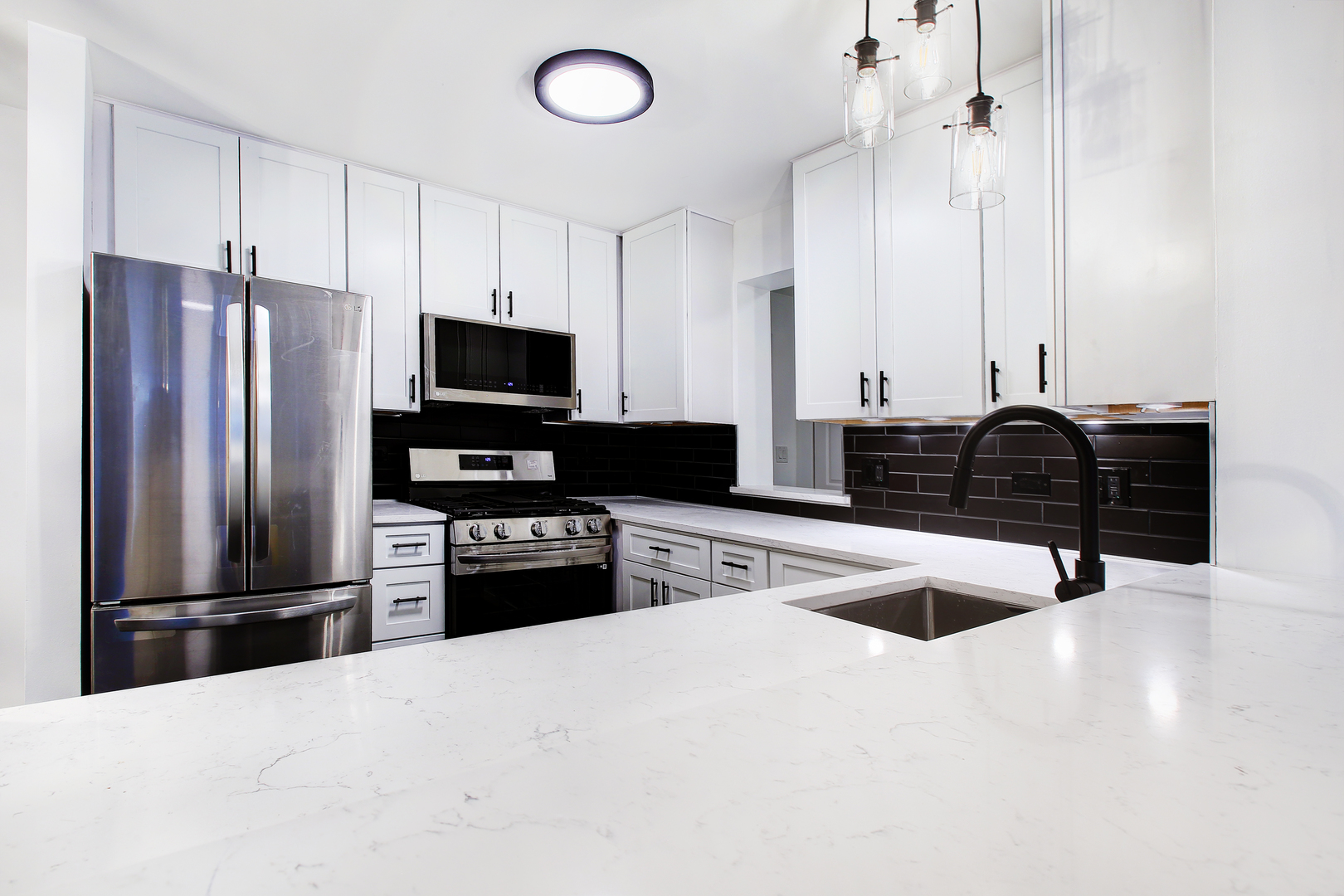 900 W FULLERTON Avenue Unit: 3J
