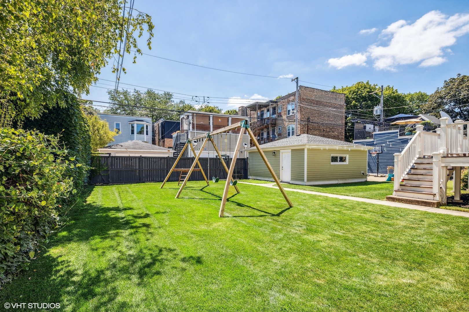2049 W Bradley Place