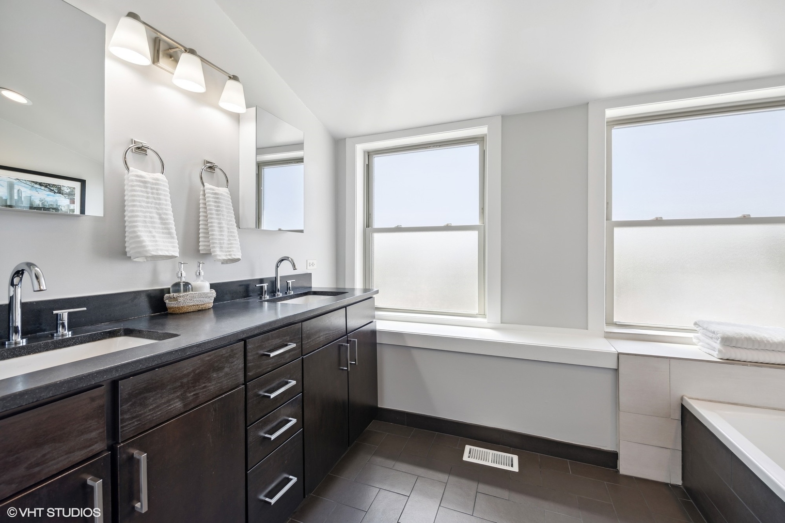 1927 N HONORE Street Unit: 4B