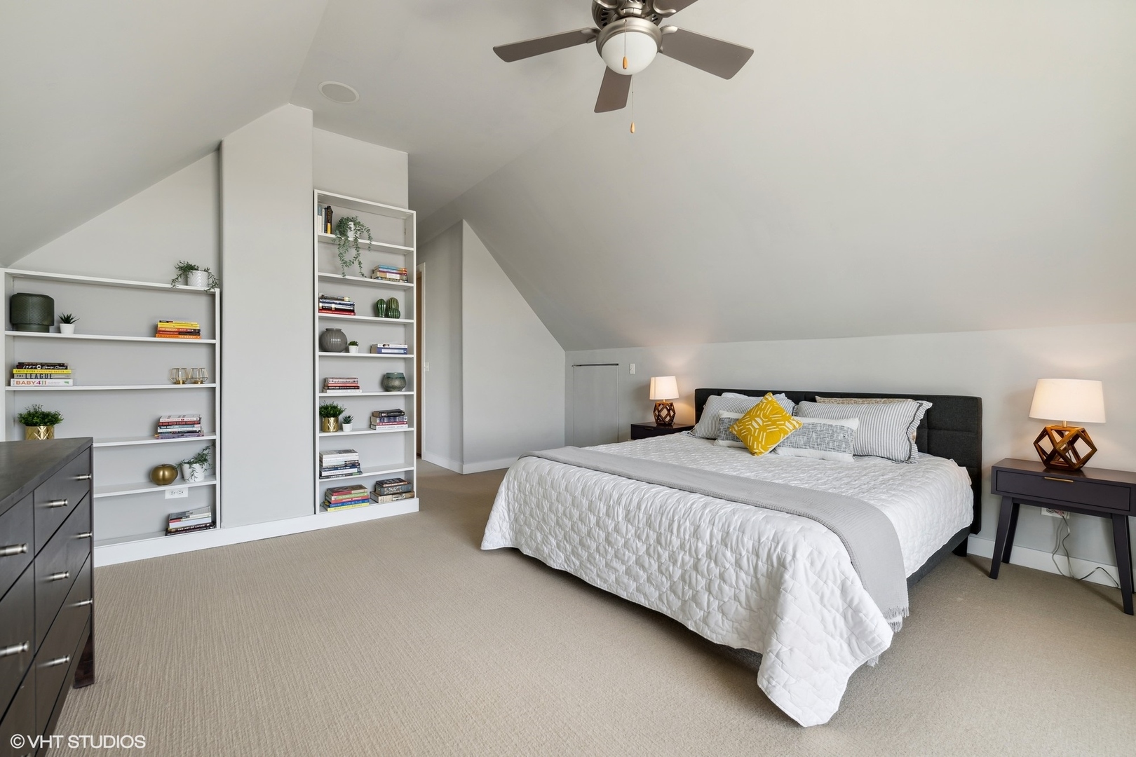1927 N HONORE Street Unit: 4B