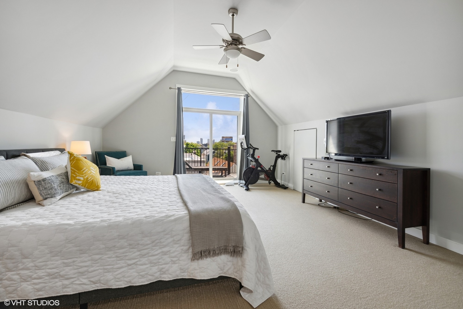 1927 N HONORE Street Unit: 4B