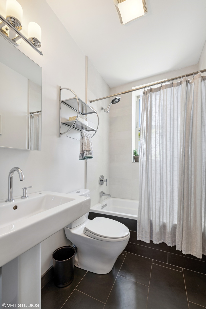 1927 N HONORE Street Unit: 4B