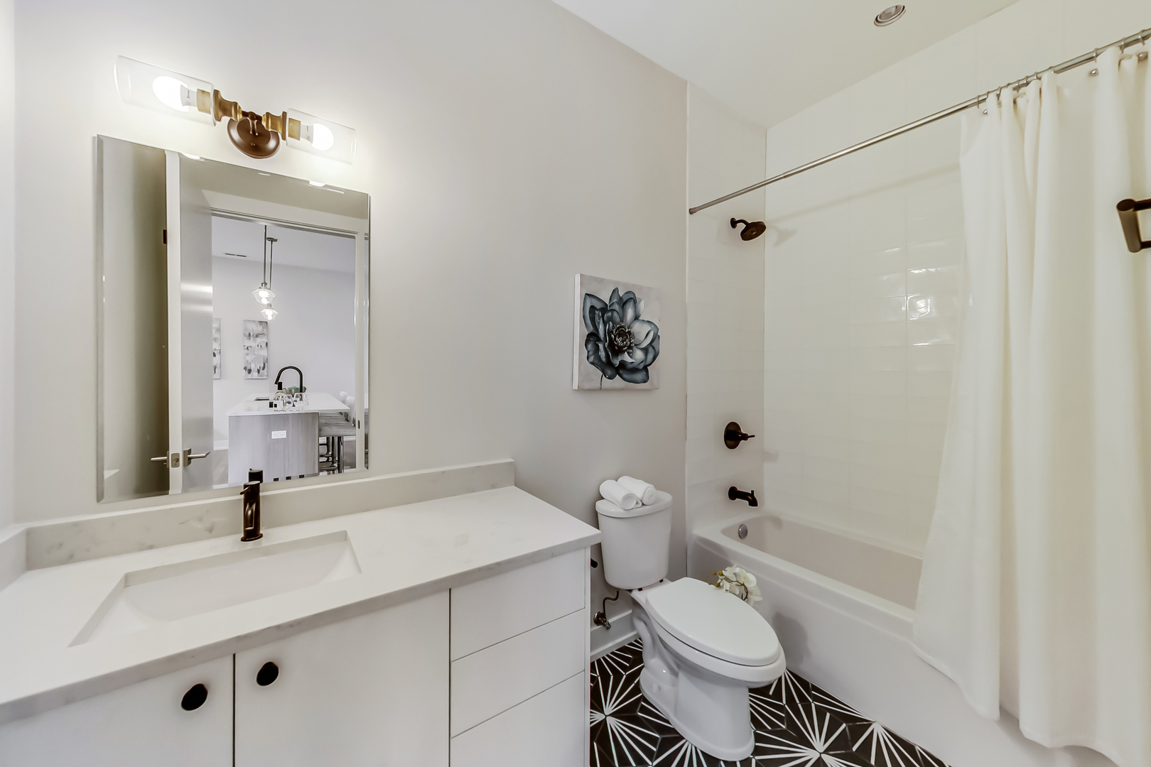 4010 N Lincoln Avenue Unit: 203