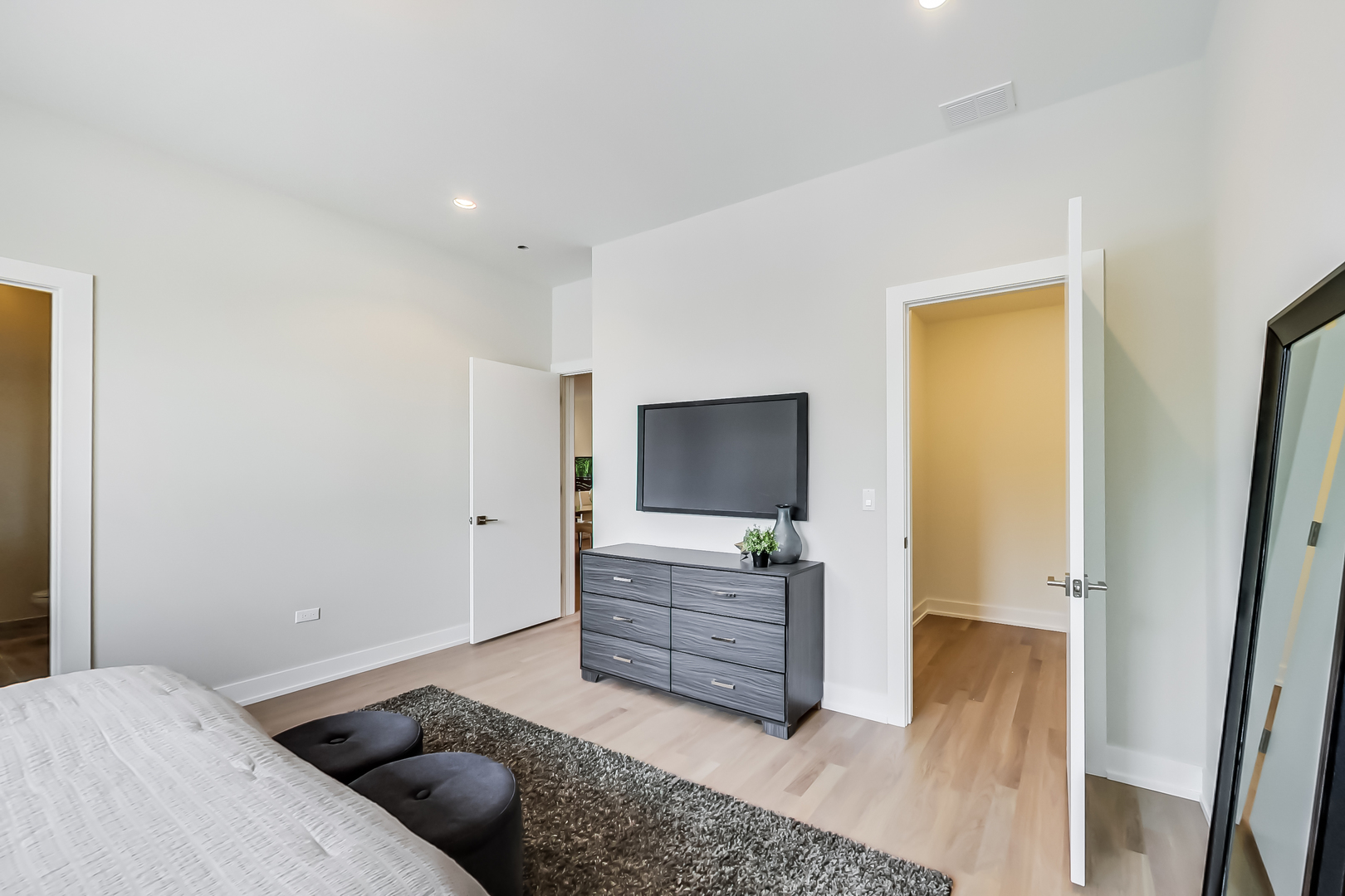 4010 N Lincoln Avenue Unit: 203