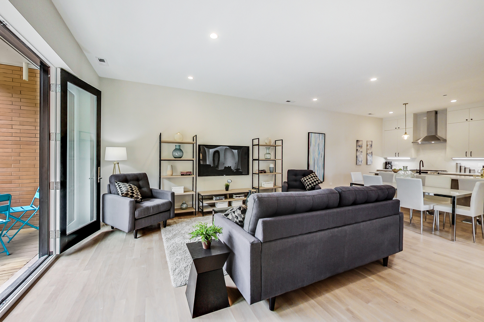 4010 N Lincoln Avenue Unit: 203