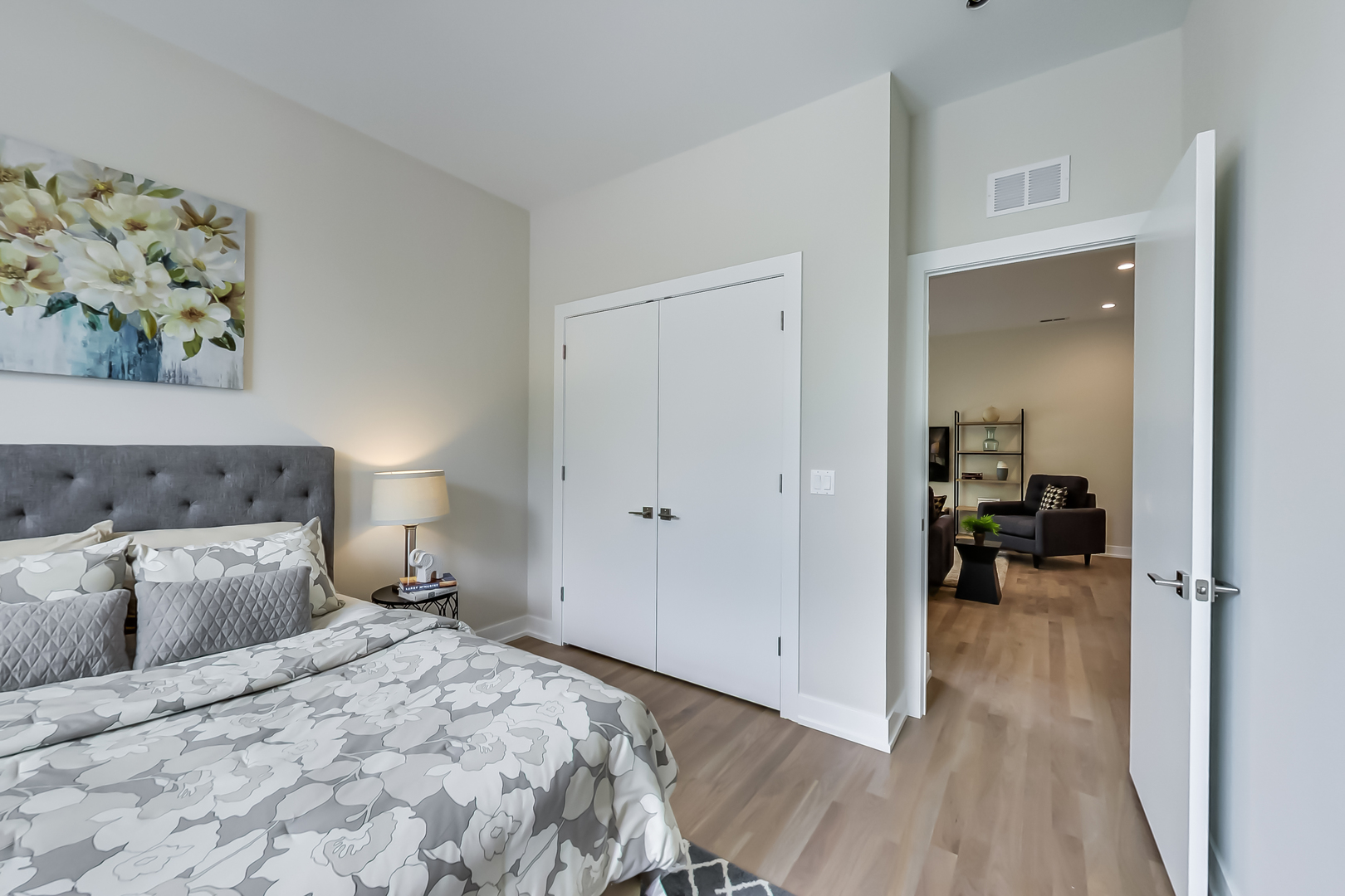 4010 N Lincoln Avenue Unit: 203