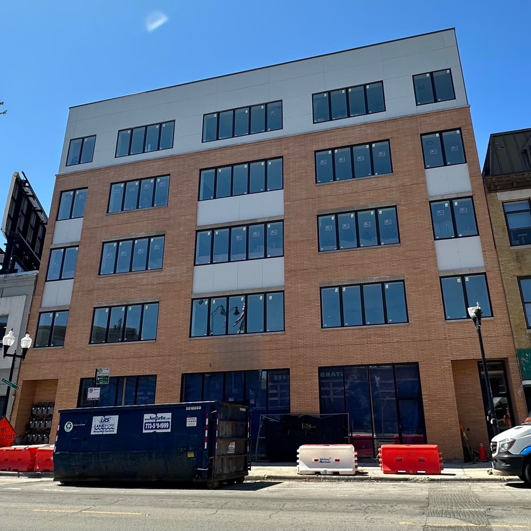 4010 N Lincoln Avenue Unit: 203